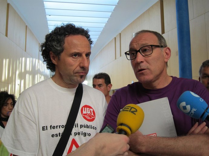 Pedro Aller y Carlos López Inclán, de UGT y CC.OO, tras entregar el manifiesto.