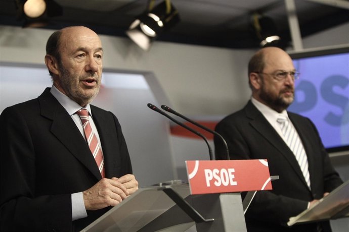Rubalcaba y Schulz en rueda de prensa en Ferraz