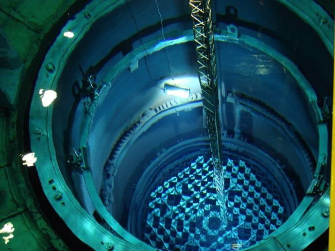 Vasija del reactor de la central de Garoña en fase de recarga