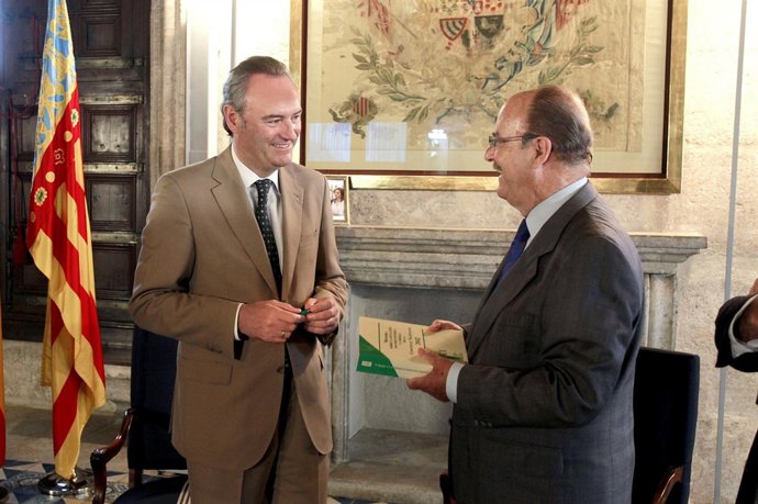 Rafael Cerdà entrega la memoria del CES de 2012 a Alberto Fabra