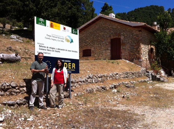 Rodríguez y Férriz ante la casa forestal El Sacejo, una de las 11 del GR-247.