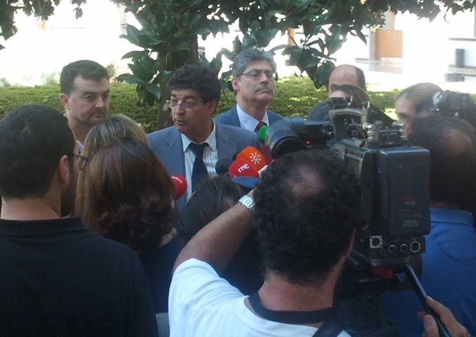 Diego Valderas, en su comparecencia ante los medios