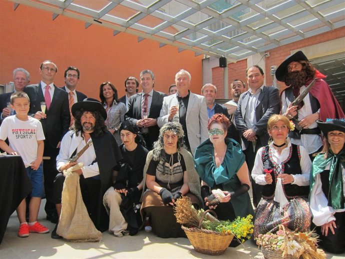 Una performance de brujas y bandoleros ha acompañado los promotores del proyecto