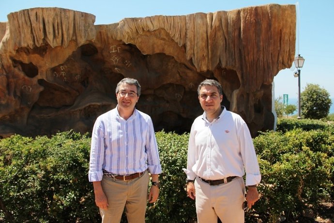 Francisco Salado y Elías Bendodo en el parque arqueológico del mediterráneo