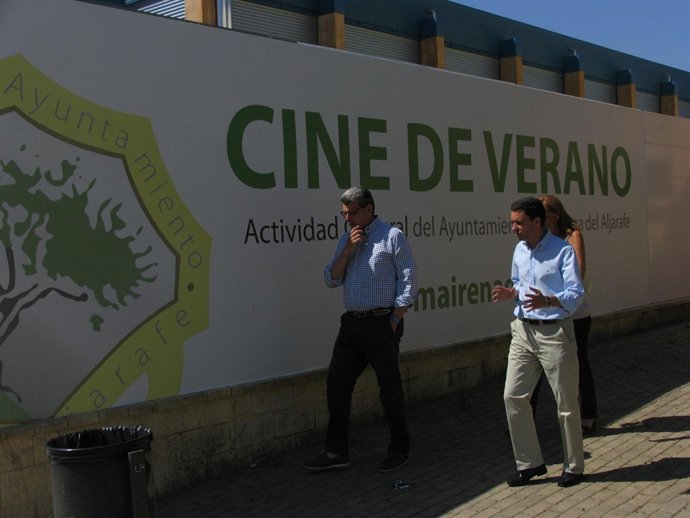 El alcalde visita el cine de verano.