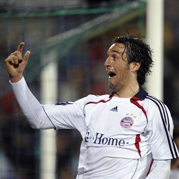 Luca Toni, del Bayern, celebra el gol contra el Getafe