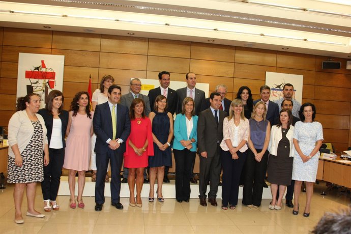 Alli junto con la ministra Mato y el resto de participantes en la reunión