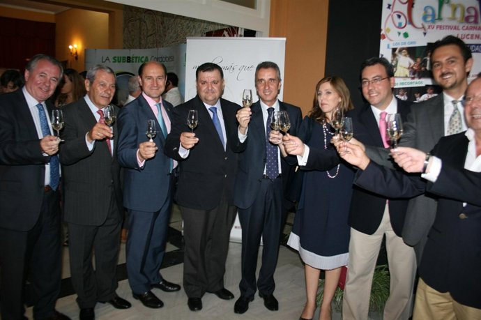 Brindis de autoridades provinciales y responsables de Acevin en Lucena