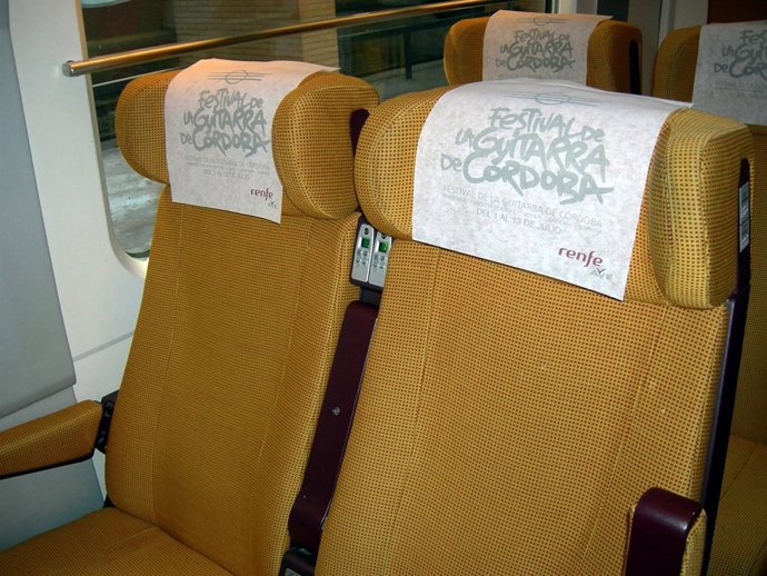 Reposacabezas de un tren de Renfe con el logo del Festival de la Guitarra