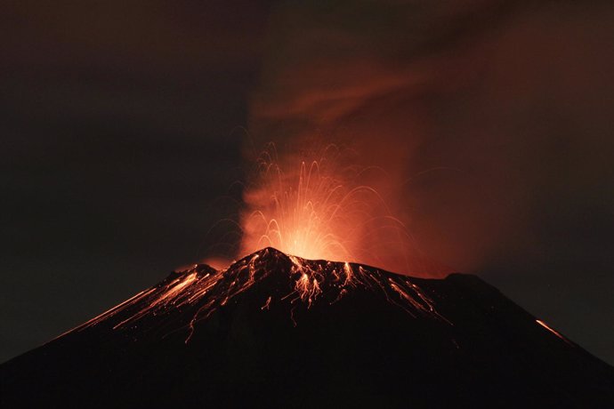 Erupción del Popocatépetl el jueves 4 de julio de 2013
