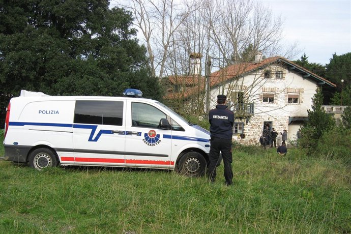 La ertzaintza desaloja una casa en Zumaia