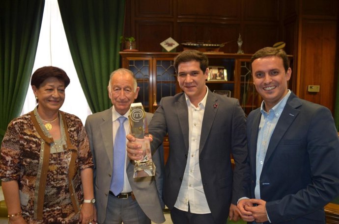 El ganador de Master Chef, Juan Manuel Sánchez, y el presidente de la DIputación