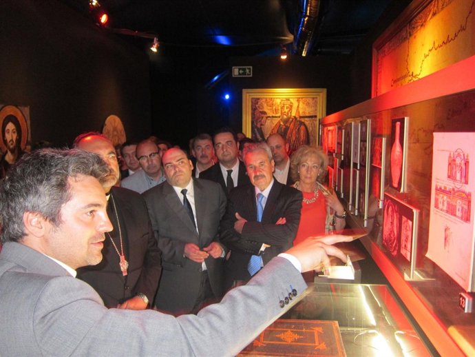 Un momento de la visita inaugural de la muestra sobre la Sában Santa.