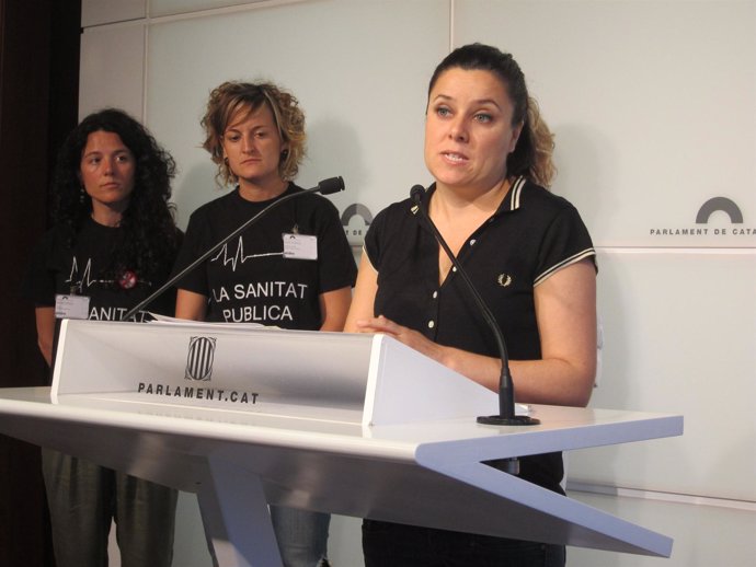 Isabel Vallet (CUP) junto a trabajadores de hospitales catalanes