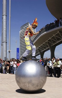 Gente viendo la Muestra de la Expo de Zaragoza 2008
