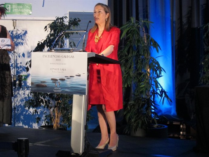 La ministra de Fomento, Ana Pastor, en la cena anual de la Aega-Cat