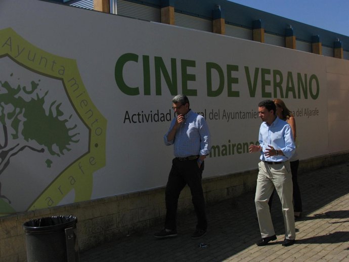 El alcalde visita el cine de verano.