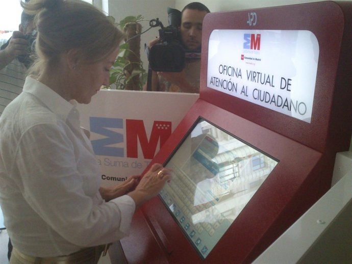 Concha Guerra prueba la primera Oficina Virtual de Atención al Ciudadano