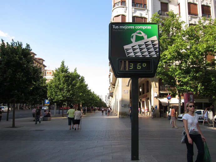 Termómetro A 36º En Zaragoza. Calor. Altas Temperaturas