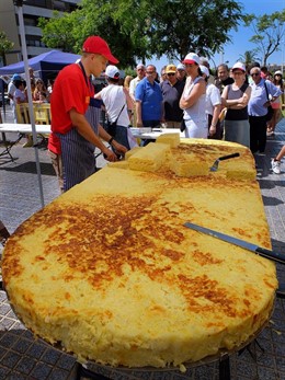 Tortilla gigante elaborada en Alboraya (Valencia).