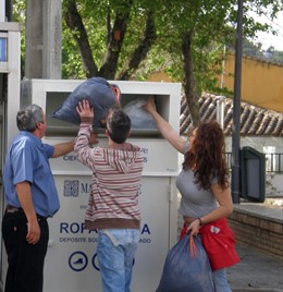 Contenedor De Ropa Usada De Madre Coraje