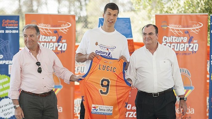 Vladimir Lucic  presentado por el Valencia Basket