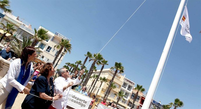 Català junto a Barberá y Blanco izan la bandera como subsede