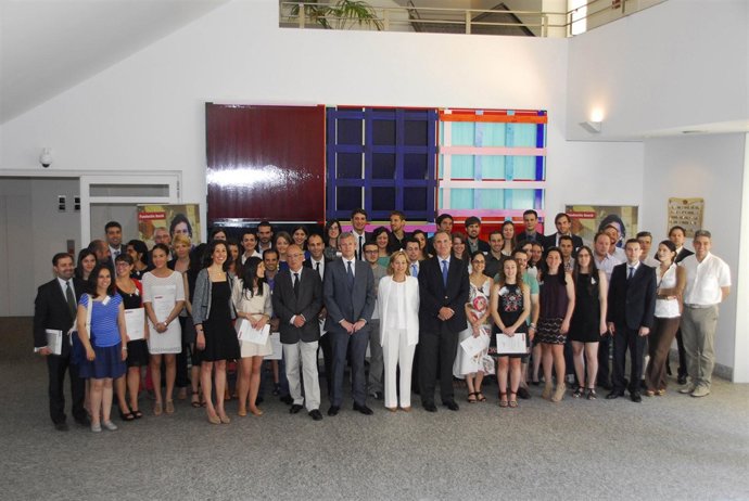 Entrega de credenciales a becarios de la Fundación Barrié .