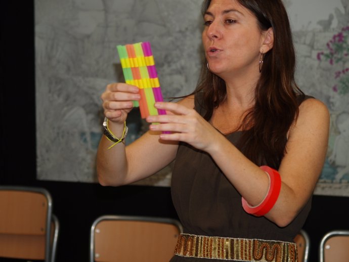 Pilar Andrés con un instrumento fabricado por los niños.   