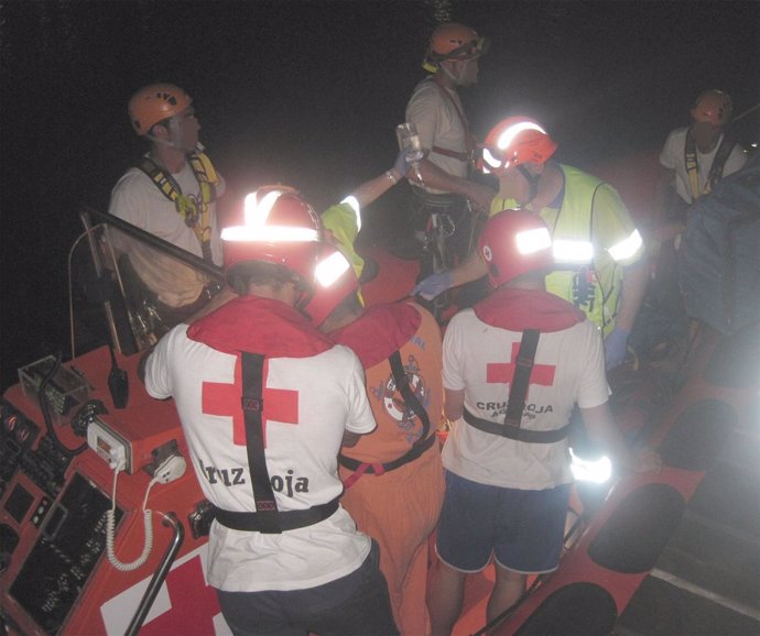 Miembros de Cruz Roja intervienen en el rescate
