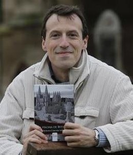 El escritor Roberto Llorente junto a su primera novela