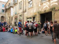 El calor obliga a los peregrinos a recorrer el Camino de madrugada y con mochilas más cargadas con agua