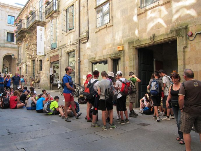 Numerosas personas hacen cola este domingo ante la oficina del peregrino