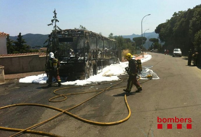 Autocar incendiado en Dosrius (Barcelona), sin heridos