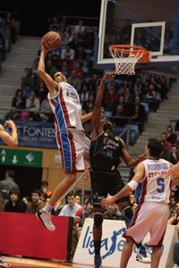 El Real Madrid refuerza su juego interior con Salah Mejri