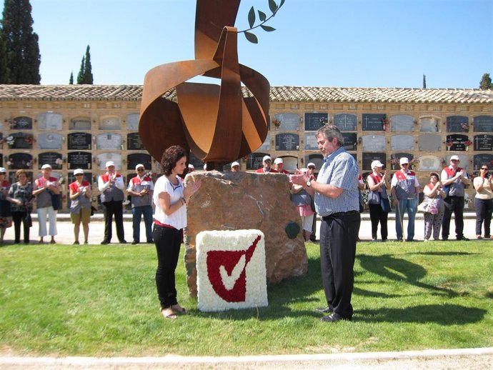 Belloch en el acto de homenaje a los voluntarios fallecidos