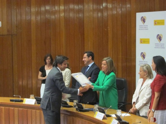 Ana Mato entrega convenios a 22 empresas para combatir la violencia de género