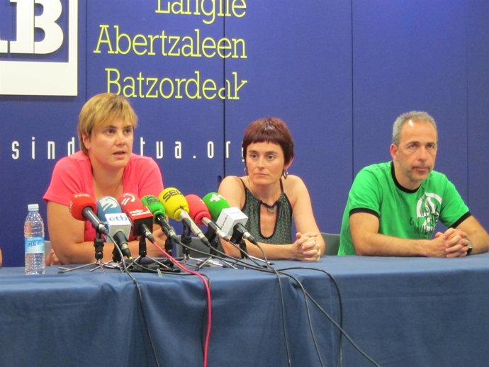 A la izquierda Ainhoa Etxaide.