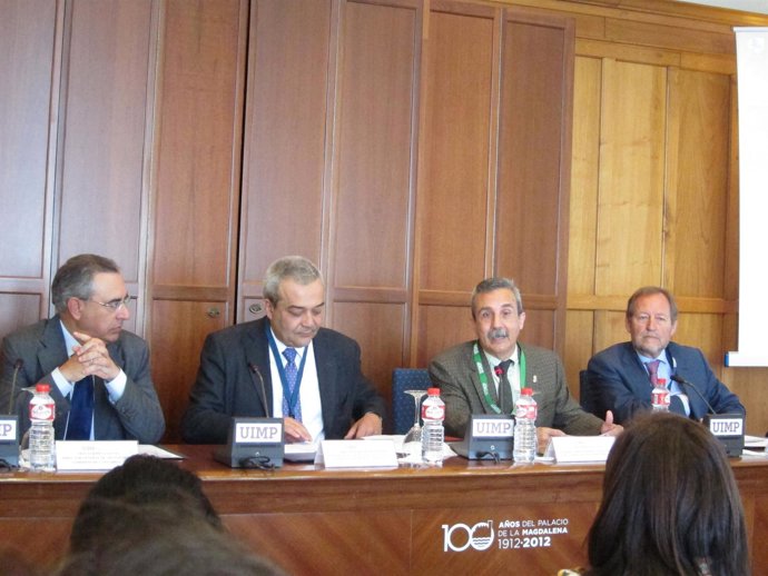 El secretario de Estado de Telecomunicaciones (segundo por la izquierda)  