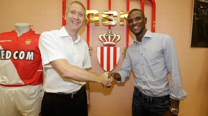 Eric Abidal firma por el Monaco