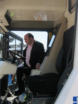 El alcalde de Oviedo, Agustín Iglesias Caunedo en uno de los nuevos vehículos