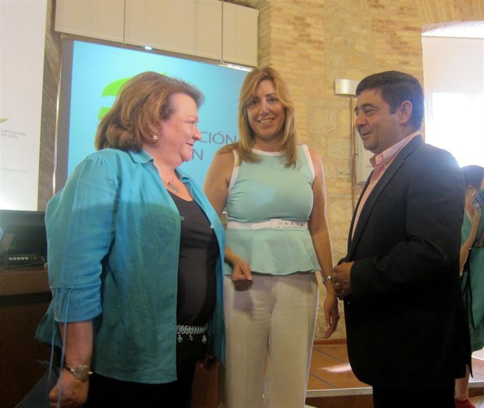 Susana Díaz, en el centro, junto a Pilar Parra y Francisco Reyes.