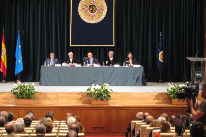 Wert en la toma de posesión del nuevo rector de la UNED