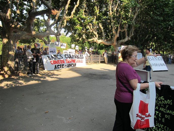 Protesta a las puertas del Parlament contra la banca