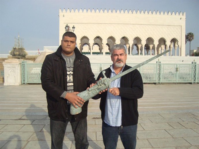 Yahya y Chranti en Rabat con el brazo de la estatuta del conquistador de Melilla