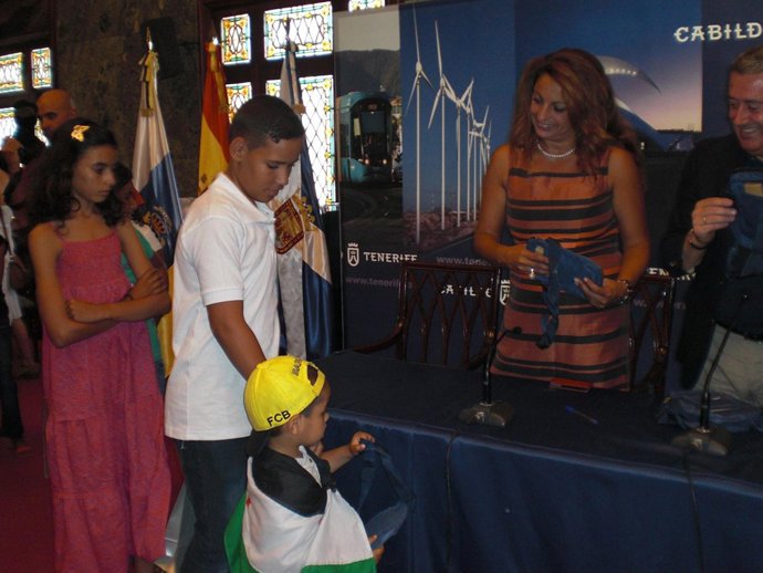 Niños saharauis reciben regalos