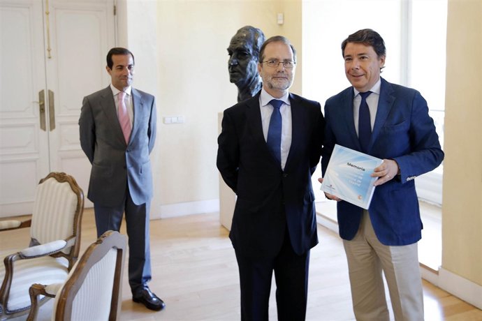 El presidente del TSJM presenta la memoria del tribunal a González y Victoria