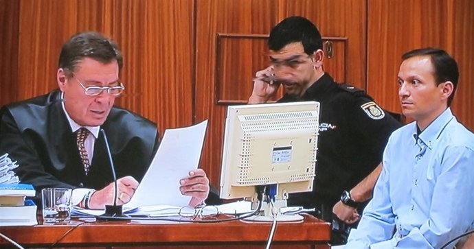 Bretón observa a su abogado mientras éste presenta su informe final