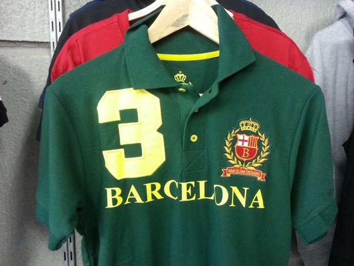 Piezas con el escudo falso del Barça intervenidas en Badalona