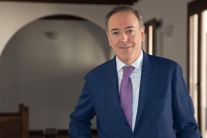 Manuel atencia vicepresdiente de unicaja banco y director curso verano UMA